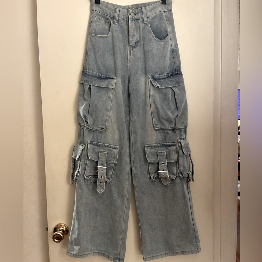 Stylish Wide-Leg Cargo Jeans